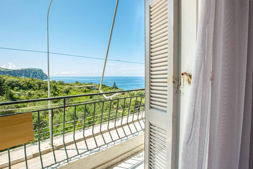 Appartement Blue Maraci 2 - Sea View, Kitchen, Beach Access à Himarë Extérieur photo